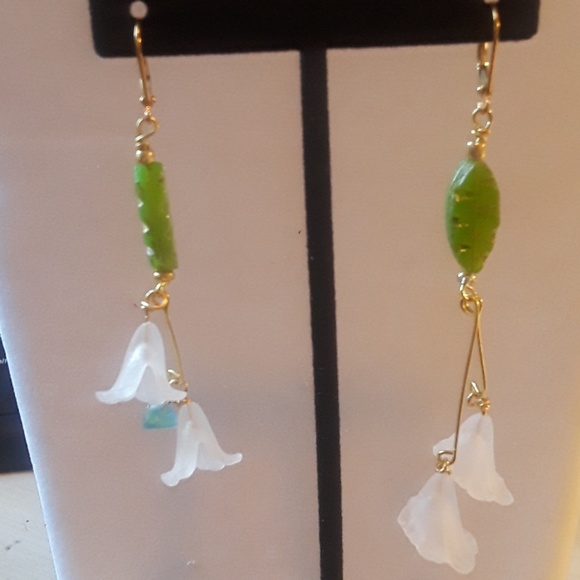 NWT SALE (2 lengths available) flowers Earrings - Picture 1 of 3